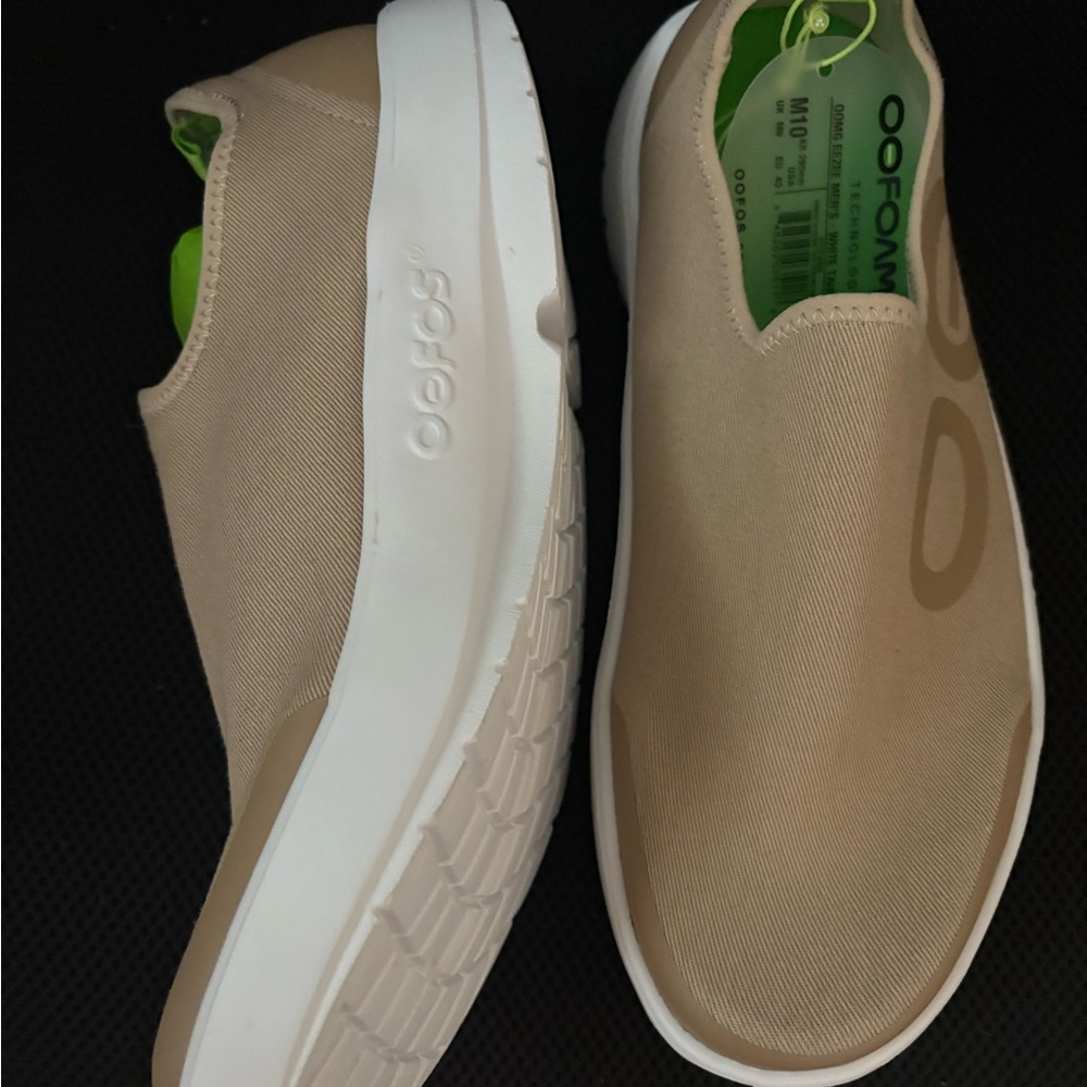 OOFOS Men's Beige Slip-On Loafers  NEW